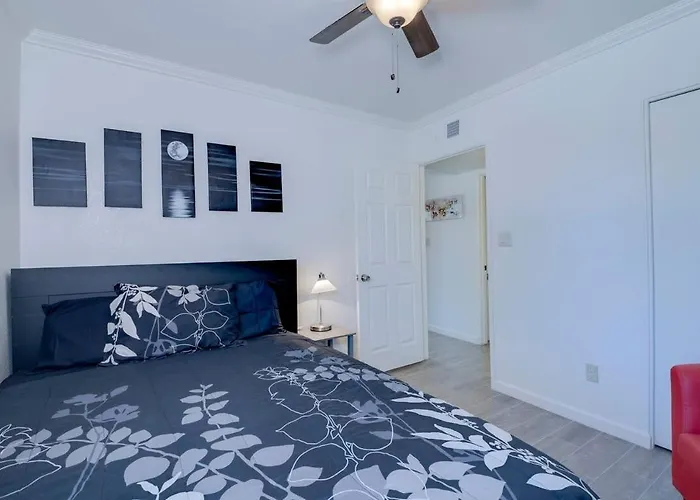 Holiday home 37a- Modern 1bd W Heated Pool