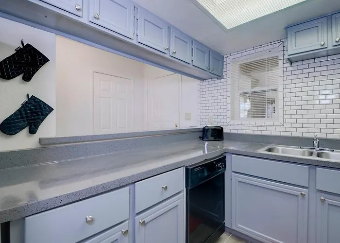 Holiday home 37a- Modern 1bd W Heated Pool *
